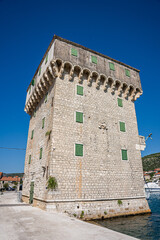 Chorwacja, miasto Marina i stara baszta, dawne letnisko trogirskich biskupów z XV w., będąca symbolem miejscowości i jej największym zabytkiem.