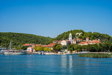 Skradin, miasto i port w Chorwacji od strony morza. Początek trasy do zwiedzania Parku Krka. - obrazy, fototapety, plakaty