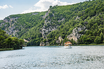 Jezioro z pływającymi statkami wycieczkowymi w Parku  Narodowym Krka w Chorwacji.
