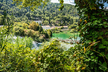 Naklejka premium Park Narodowy Krka – park narodowy w Chorwacji, położony w środkowej Dalmacji, niedaleko miasta Szybenik z licznymi wodospadami i pomostami.