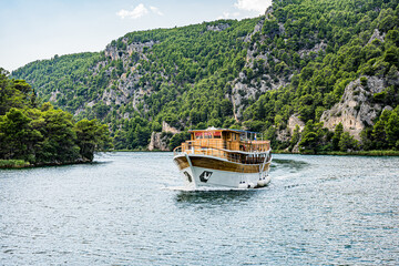 Jezioro z pływającymi statkami wycieczkowymi w Parku  Narodowym Krka w Chorwacji.