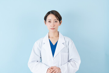 白衣を着た医者・女医・ブルーバック