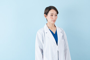 白衣を着た医者・女医・ブルーバック