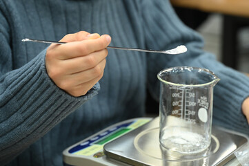 과학실 같지만 미용 약품 만드는 중