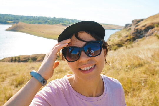 Smiling sporty woman in sunglasses