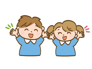 バンザイして大喜びする男の子と女の子_保育園児の兄妹