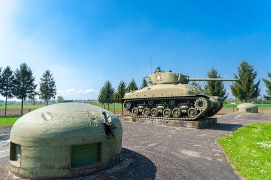 Kasematte Esch als Teil der ehemaligen Maginot Linie bei Hatten. Hier M4 Sherman Panzer zwischen zwei MG-Türmen. Departement Bas-Rhin in der Region Elsass in Fankreich
