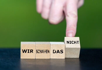 Holzwürfel bilden den Ausdruck 'wir schaffen das nicht'.