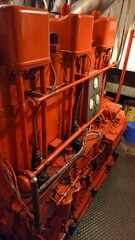 roter Schiffsdiesel im Maschinenraum eines Schiffes