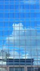 Spiegelung in moderner Glasfassade