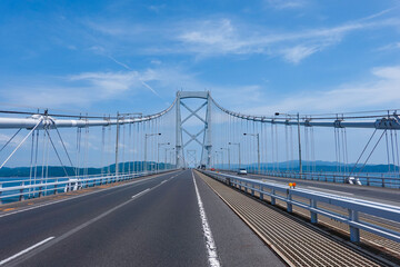 Fototapeta na wymiar 鳴門海峡を淡路島に渡る大鳴門橋