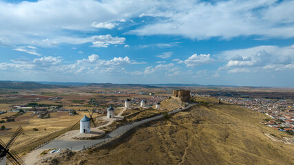 vista aérea con dron del castillo de la Muela en el municipio de Consuegra, España