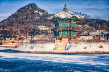 landmark
Gyeongbokgung Palace in winter covered with snow in Seoul, South Korea.
Tourist attractions that are popular with tourists and photographers - obrazy, fototapety, plakaty