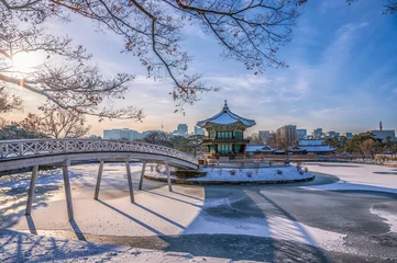 Poster Gyeongbokgung Palace in winter covered with snow in Seoul, South Korea. Tourist attractions that are popular with tourists and photographers. © Ozone foto