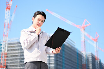 作業着を着た日本人男性