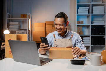 Business owners sell products on websites and online platforms, use mobile phones to view information, sell products and pack products into parcel boxes to deliver to customers via courier services.