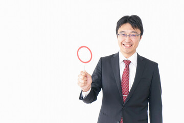 丸印を示すビジネスマン