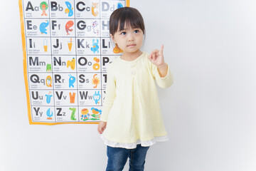 英語の勉強をする子供