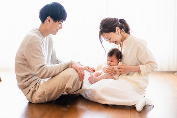 Obraz premium 楽しく子育てをする幸せなファミリー