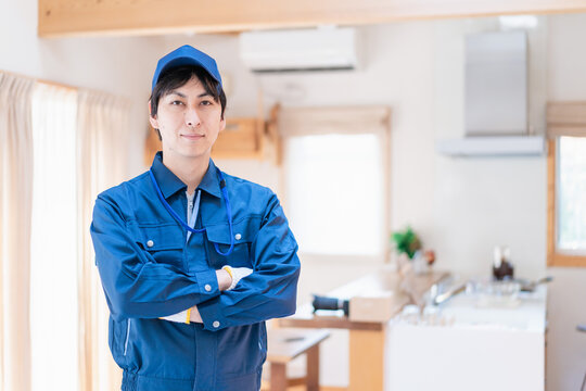 家のメンテナンスをする技術スタッフ