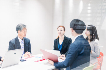 国際会議で通訳をする女性