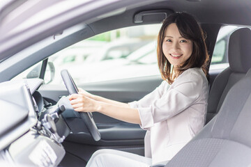 車を運転するビジネスウーマン