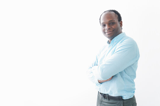 recommend clip art: 腕を組む黒人の男性