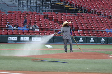 regando con agua arena en el campo de beisbol