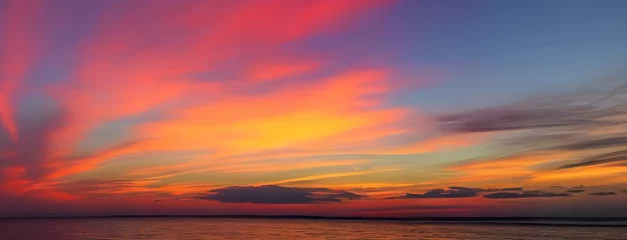 Fotobehang 海のホライゾンに広がる夕暮れのパノラマ：深い青色の海と鮮やかな空、夕日の光が雲をピンクとオレンジに染め上げる © sky studio