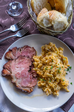 filetes de codillo y guiso de coles en Rumania