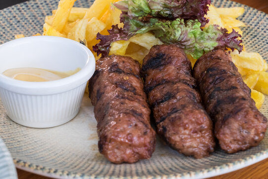Mici, rollos de carne típicos de la gastronomía rumana