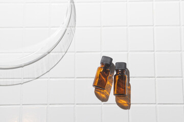 アロマオイルビンが2本。自然・オーガニック・美容のイメージ。	