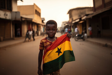 Un garçon ghanéen tenant le drapeau du Ghana, dans une rue d'Accra