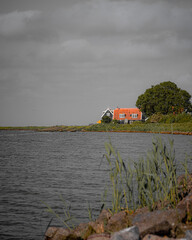Haus mit orangenem Dach an einem schlechten Wetter Tag