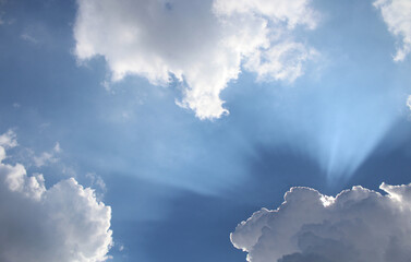 Fototapeta na wymiar Cielo, nuvole e raggi di sole in estate
