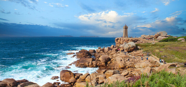 Le phare de Mean Ruz &agrave; Ploumanac'h sur la Cote de Granit Rose en Bretagne, France