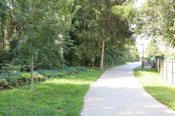 Voie piétonne et piste cyclable le long de la rivière Corrèze, ville de Brive La Gaillarde, département de la Corrèze, France