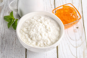 Grain curd with cream and jam