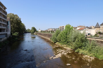 Fototapeta na wymiar La rivière Corrèze et ses rives, ville de Brive La Gaillarde, département de la Corrèze, France