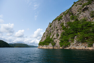 Obraz premium Steep cliffs off a mountain into a deep fjord.