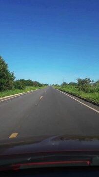 dirigindo pela estrada na cidade de Bonito, Estado do Mato Grosso do Sul, Brasil