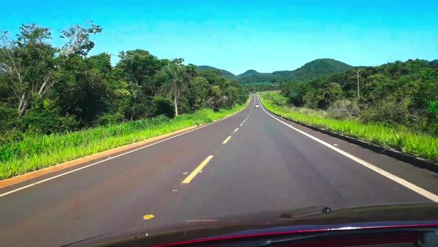 dirigindo pela estrada na cidade de Bonito, Estado do Mato Grosso do Sul, Brasil