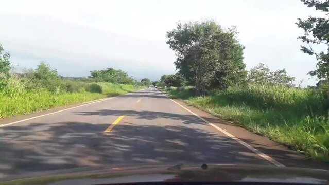 dirigindo pela estrada na cidade de Bonito, Estado do Mato Grosso do Sul, Brasil
