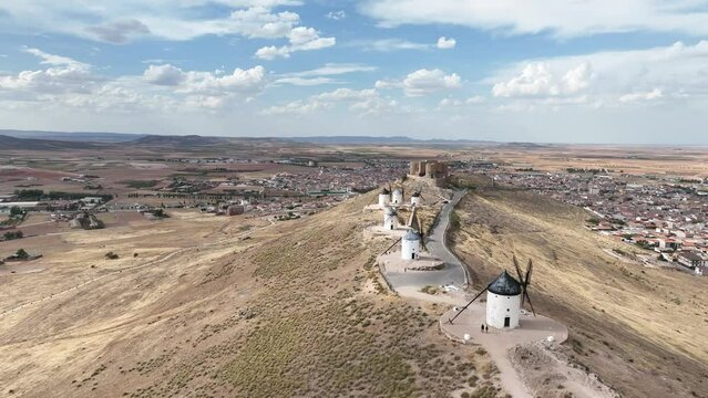 vista aérea de los molinos y el castillo de Consuegra, España