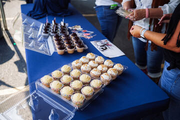 Obraz premium Chocolate and Vanilla Cupcakes on a Table