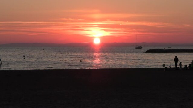 vue d'un coucher de soleil sur la plage du grau du roi