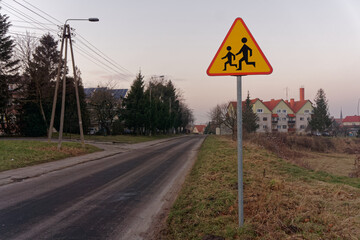 Znak drogowy "uwaga dzieci".