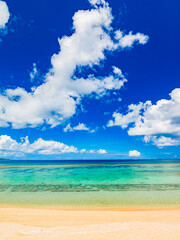 【夏】白い砂浜と青い海のビーチ　沖縄の名護市