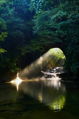 素振りトンネルから朝日の光芒　亀岩の洞窟(濃溝の滝)