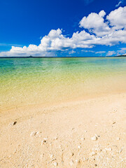 【夏】白い砂浜と青い海のビーチ　沖縄の名護市